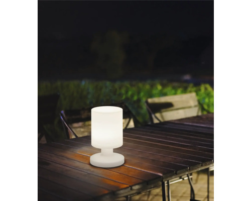 Stolní lampa na dřevěném stole venku
