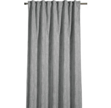 Šedý závěs s řasící páskou zavěšený na záclonové tyči