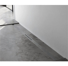 Sprchový kout v úrovni podlahy s odtokovým žlabem z nerezové oceli