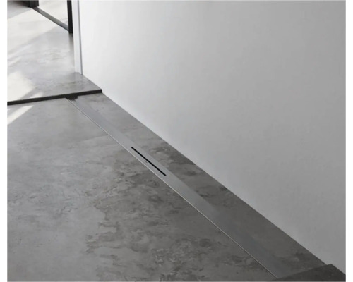 Sprchový kout v úrovni podlahy s odtokovým žlabem z nerezové oceli