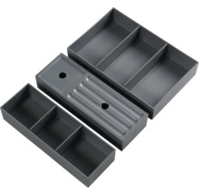 Tři šedé vložky do zásuvek s přihrádkami pro ukládání věcí