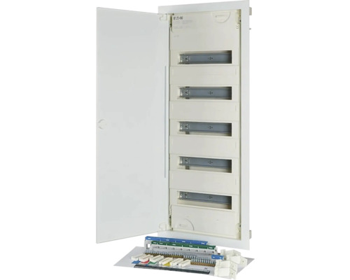 Rozvodná skříň pod omítku IP30 EATON KLV-60UPS-F pětiřadá 840 x 360 x100 mm 60 modulů bílá Logo společnosti Eaton na rozvodné skříni s otevřenými dveřmi a příslušenstvím