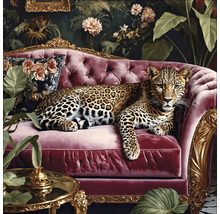 Leopard leží na červené pohovce před květinovou výzdobou.