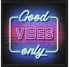 Dekorativní nástěnný obraz s nápisem Good Vibes Only na pozadí cihlové zdi