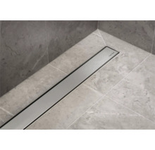 Nerezový sprchový žlab v obložené koupelně