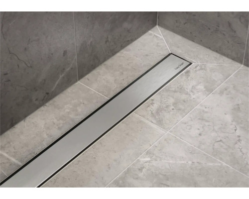 Nerezový sprchový žlab v obložené koupelně