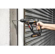 Akumulátorový vrtací šroubovák vrtá do zdi