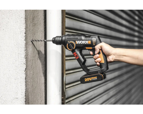 Akumulátorový vrtací šroubovák vrtá do zdi