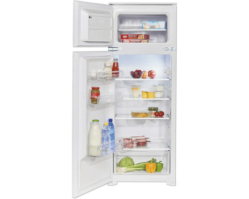 Otevřená chladnička s různými potravinami