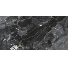 Detail černé mramorové desky s šedými a bílými žilkami