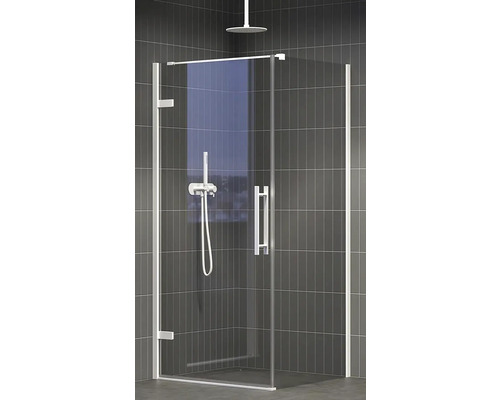 Sprchový kout se skleněnými dveřmi v koupelně