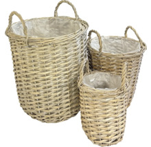 Tři proutěné květináče s uchy a fólií pro rostliny.