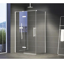 Rohová sprcha se skleněnými stěnami a baterií v koupelně