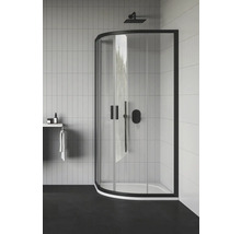 Moderní koupelna se sprchovým koutem s černým rámem a armaturami, obdélníkové bílé obklady na stěnách, police s ručníkem a kosmetickými produkty