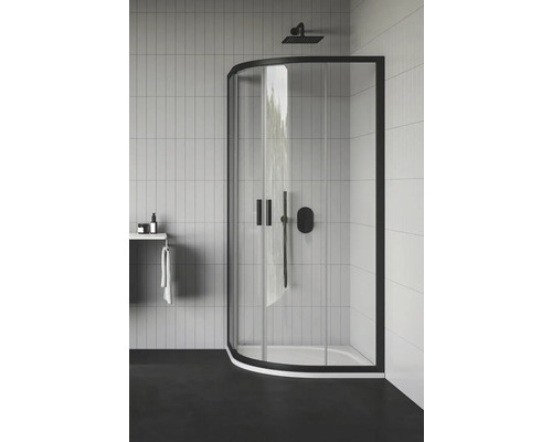 Moderní koupelna se sprchovým koutem s černým rámem a armaturami, obdélníkové bílé obklady na stěnách, police s ručníkem a kosmetickými produkty