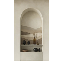 Dekorativní police s vázami a miskou před nástěnnou malbou