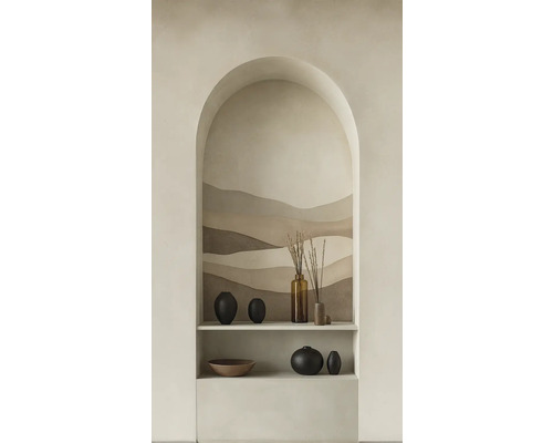 Dekorativní police s vázami a miskou před nástěnnou malbou