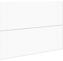 Detailní záběr bílé nábytkové čelní strany s úchytkou