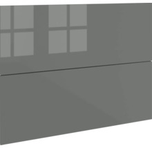 Pohled zepředu na moderní šedou nábytkovou čelní stranu