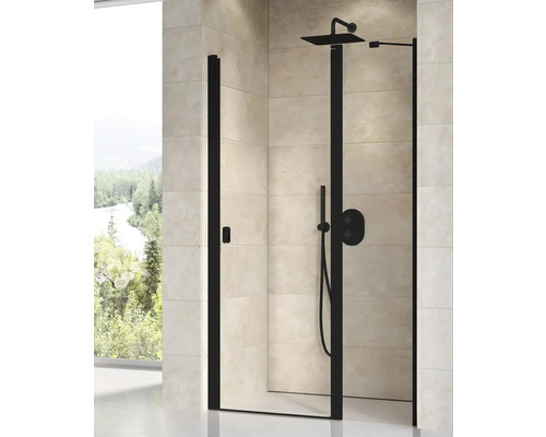 Sprchový kout s černým rámem a dešťovou sprchou