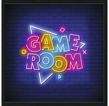Dekorativní zarámované nástěnné umění s nápisem „Game Room“ v neonovém stylu na pozadí cihlové zdi