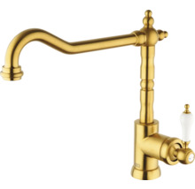 Zlatá kuchyňská baterie s klasickým designem a bílou rukojetí