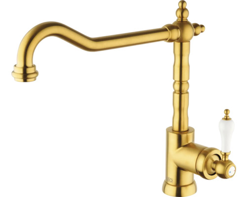 Zlatá kuchyňská baterie s klasickým designem a bílou rukojetí