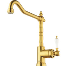 Zlatá kuchyňská baterie s porcelánovou rukojetí