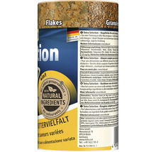 Krmivo pro okrasné ryby Tetra Selection s vločkami a granulemi, logo Made in Germany a pečeť pro přírodní složky bez konzervantů.