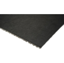 Detail šedého koberce.