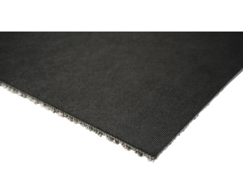 Detail šedého koberce.