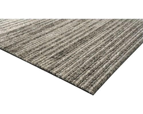 Detailní pohled na koberec s proužkovaným vzorem