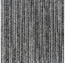 Detailní pohled na pruhovaný koberec