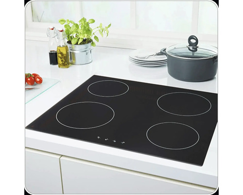 Černá sklokeramická varná deska se čtyřmi varnými zónami na kuchyňské lince.