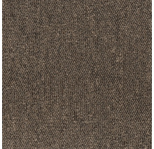 Detailní záběr hnědého koberce