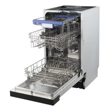 Myčka s otevřenými dveřmi a vytaženými koši