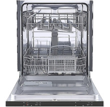 Otevřená myčka nádobí s několika koši