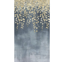 Dekorativní stěna s motivem listů jako pozadí.