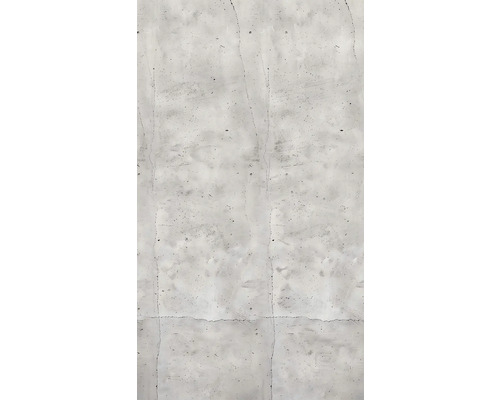 Detail šedé betonové stěny s prasklinami