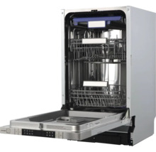 Otevřená myčka nádobí s několika koši na nádobí