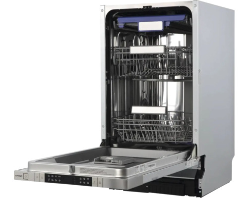 Otevřená myčka nádobí s několika koši na nádobí