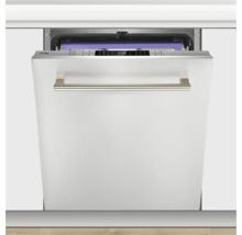 Otevřená myčka nádobí v kuchyňské lince s digitálním displejem