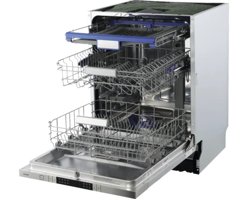 Otevřená myčka nádobí s několika koši na nádobí