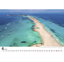 Stránka kalendáře červen 2026 s leteckým pohledem na Formenteru, Španělsko, s pláží a loděmi