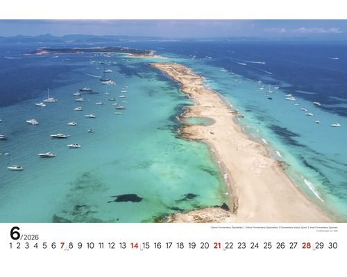 Stránka kalendáře červen 2026 s leteckým pohledem na Formenteru, Španělsko, s pláží a loděmi