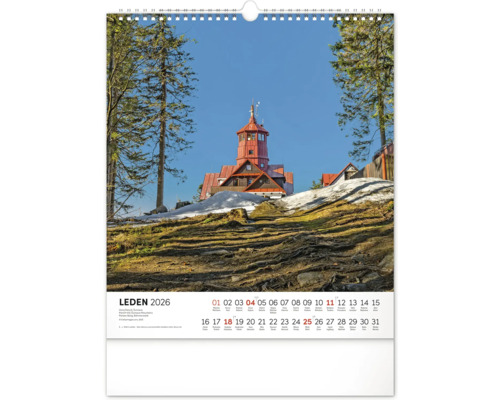 List kalendáře leden 2026 s vyobrazením horské krajiny s budovou.