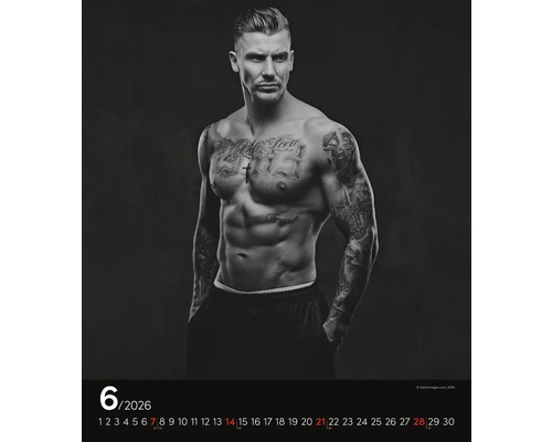 List kalendáře červen 2026 s tetovaným mužem bez svrchního oblečení