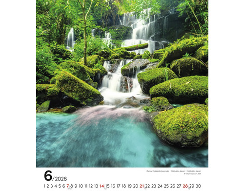 List kalendáře s vodopádem a mechem porostlými skalami