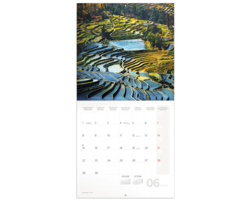 Nástěnný kalendář s obrázkem rýžových polí a kalendářem na červen 2026.