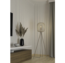 Stojací lampa v obývacím pokoji s dřevěnou nohou